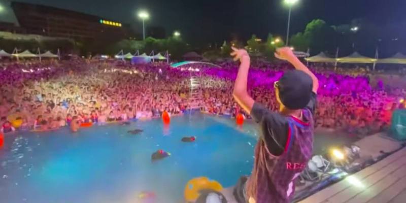 Partygoers flock to Wuhan water park for electronic music festival.jpg