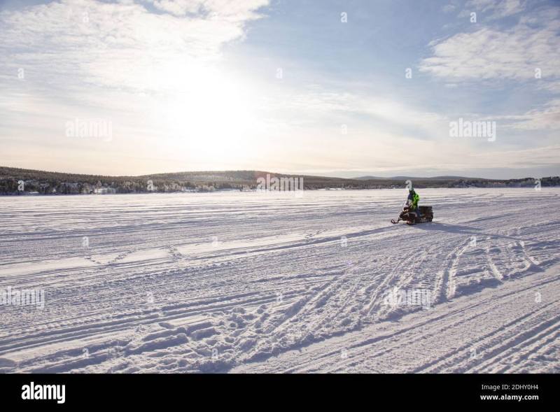 touristic-snowmobile-tour-on-a-frozen-river-in-jukkasjarvi-kiruna-province-lapland-sweden-2DHY0H4.jpg
