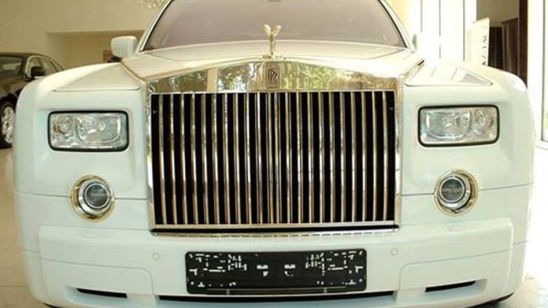Rolls-Royce-Phantom-Solid-Gold-1.thumb.jpg.7cf00354783fec9375ade988c1517c34.jpg